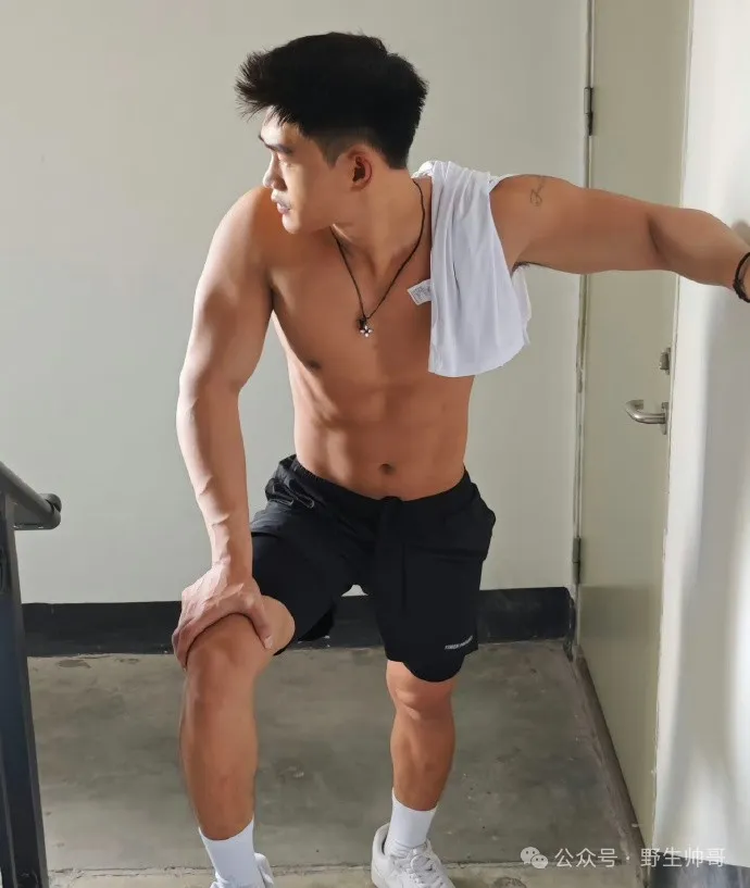 沙发上查擦汗的野生男太帅了，喜欢他！