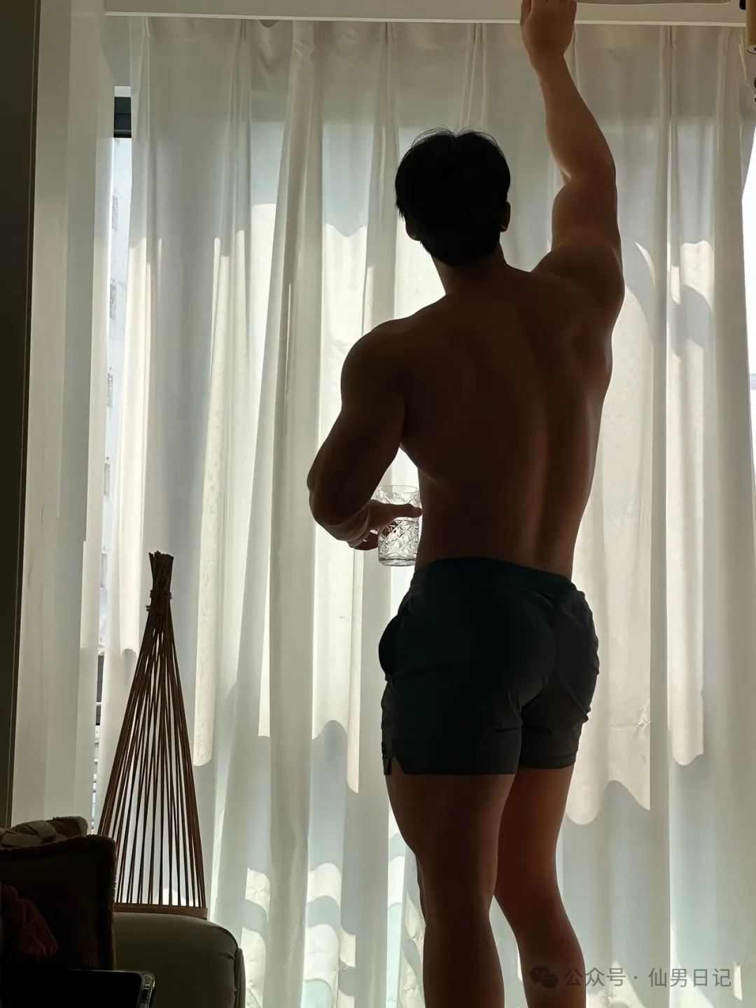 189cm 黑皮男模酒店被偷拍，网友直呼：翘臀大胸肌诶！