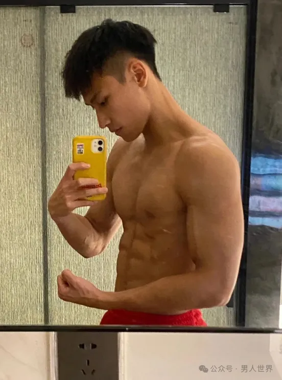 性张力拉满！钻石黑皮体育生，原生态男孩