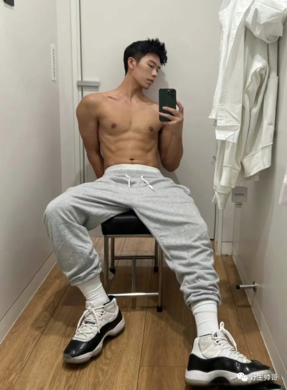 泳池里的长腿野生男穿太紧了，很有实力强大了！！