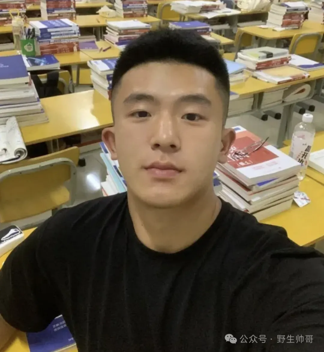 穿粉色短裤的大弟弟体育生被他吸引，谁能拒绝这样！