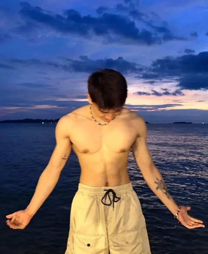 痞子范儿钻石男大，这肉体绝了~