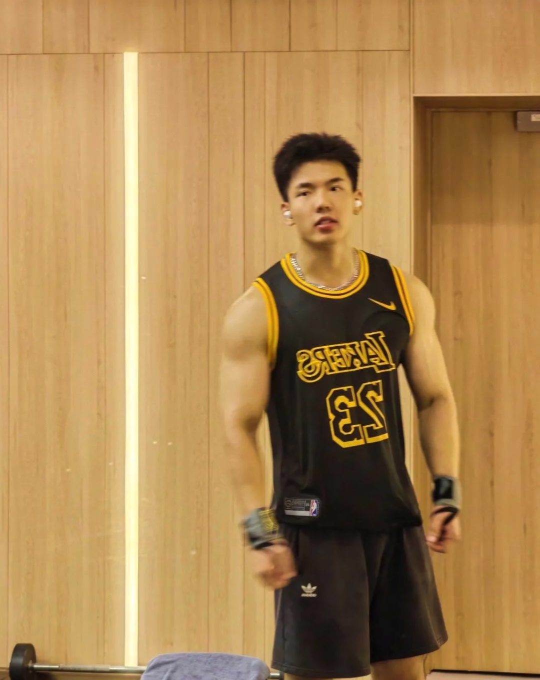187cm 的杭州体育男生，腹毛很性感