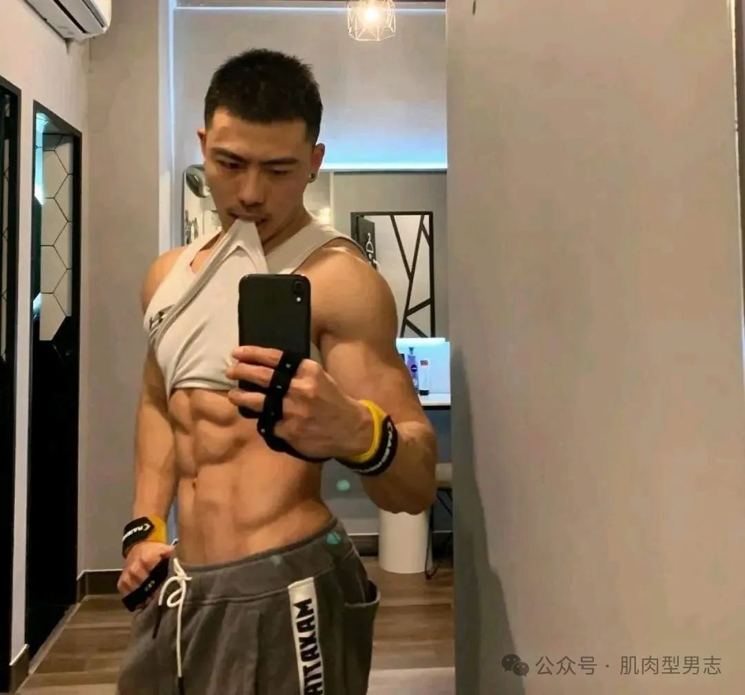 深圳 gogoboy 的自拍照，网友：果然没让我失望