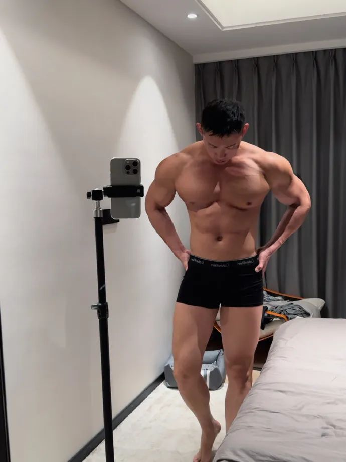 小蓝 X 推上 190cm 肌肉男时尚博主走红！