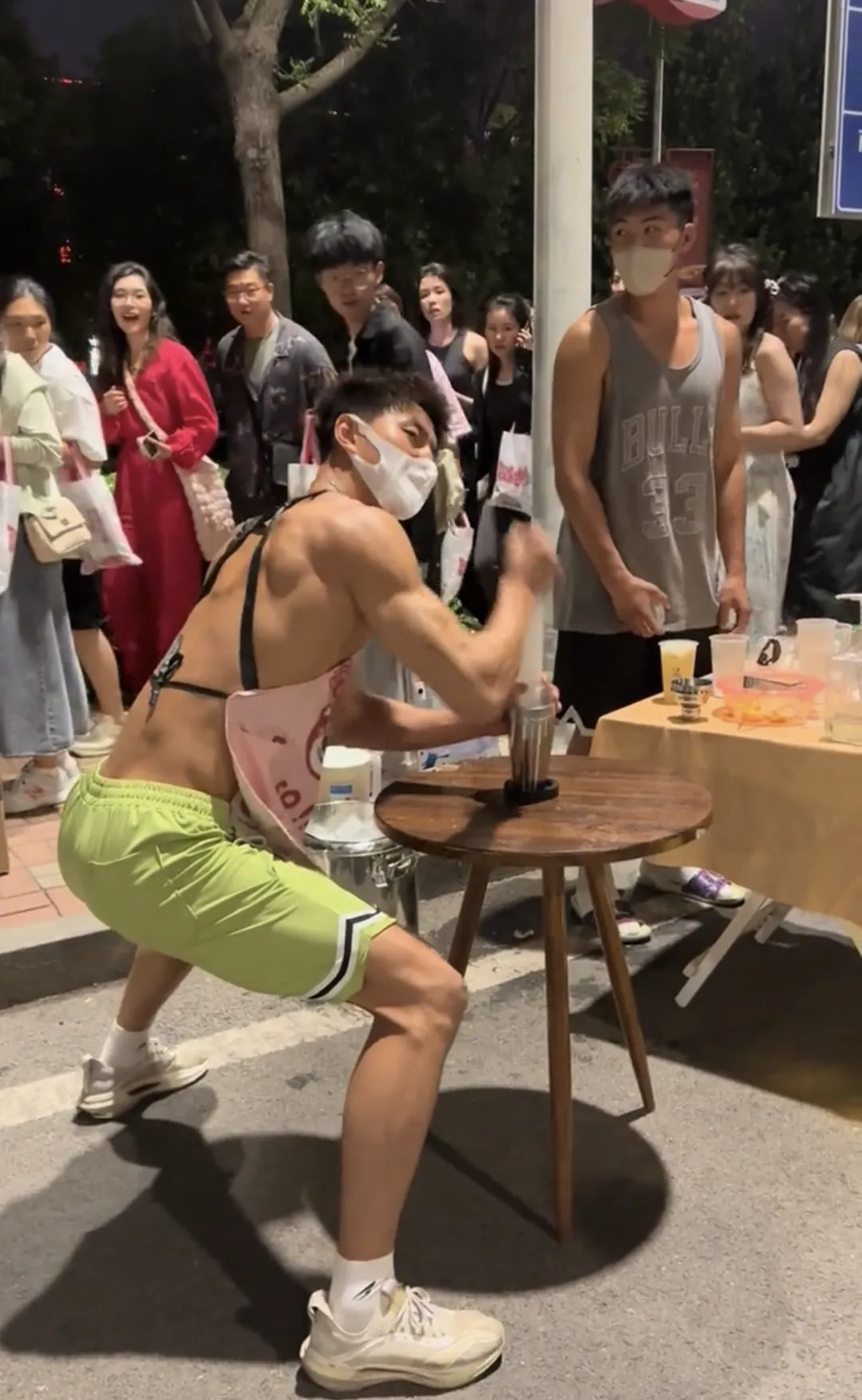 蔡依林演唱会卖柠檬茶的肌肉男火了！这手打频率太猛了！