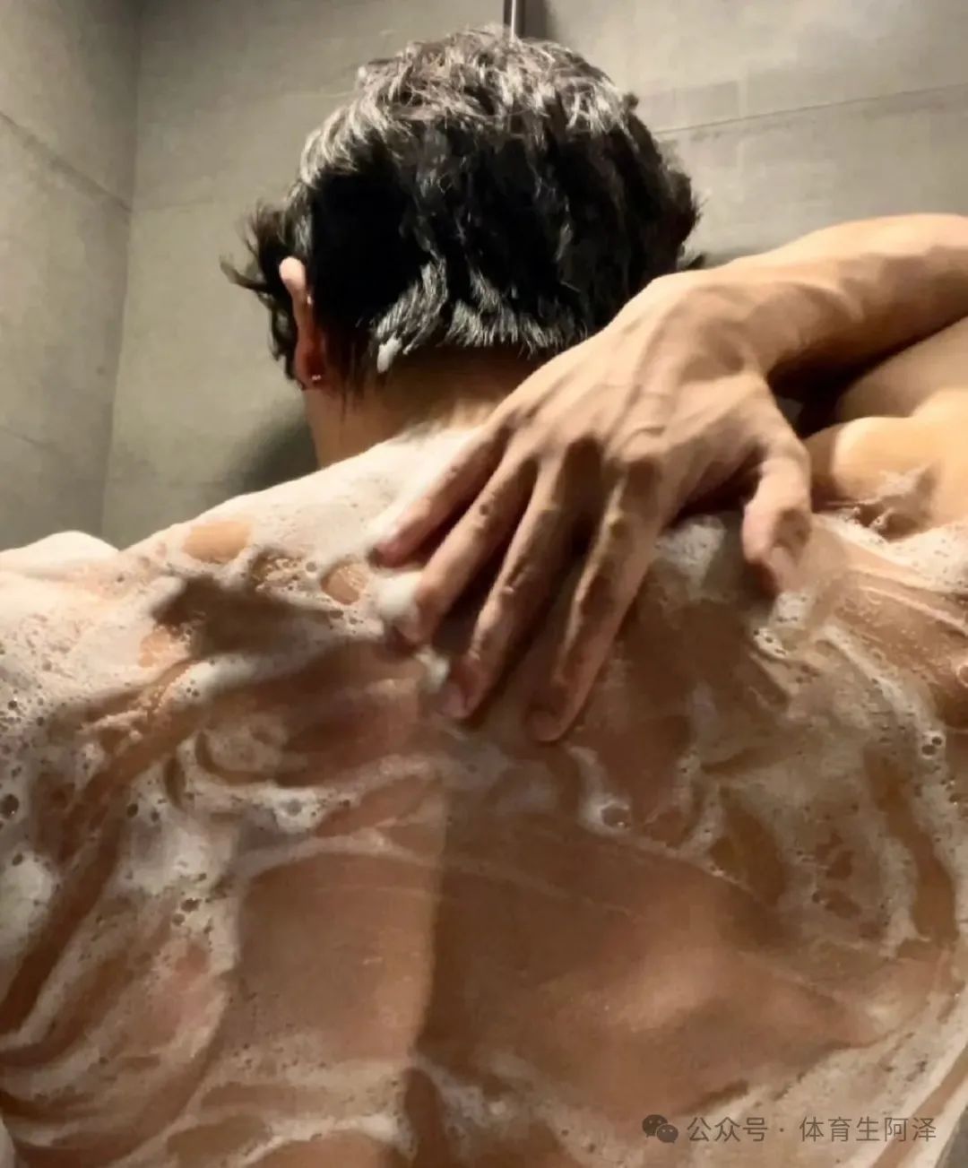 宽肩窄腰大狼狗，浴室拍照太诱人......