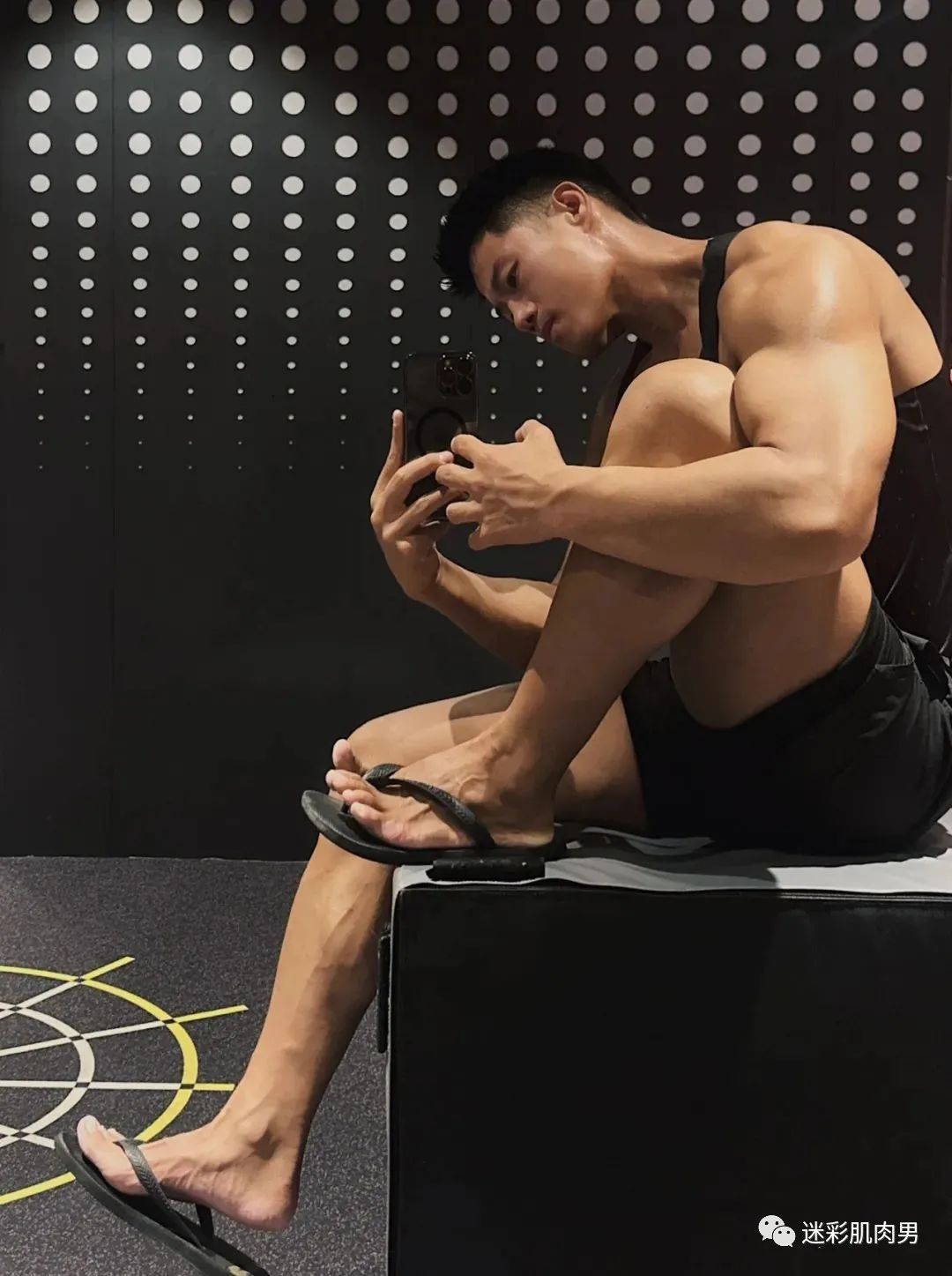 大长腿穿的真短自拍的运动男太帅了，真好看