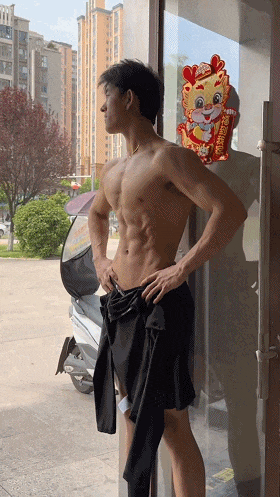 188CM 体育生街上穿紧身裤光膀子，长得有点好看！