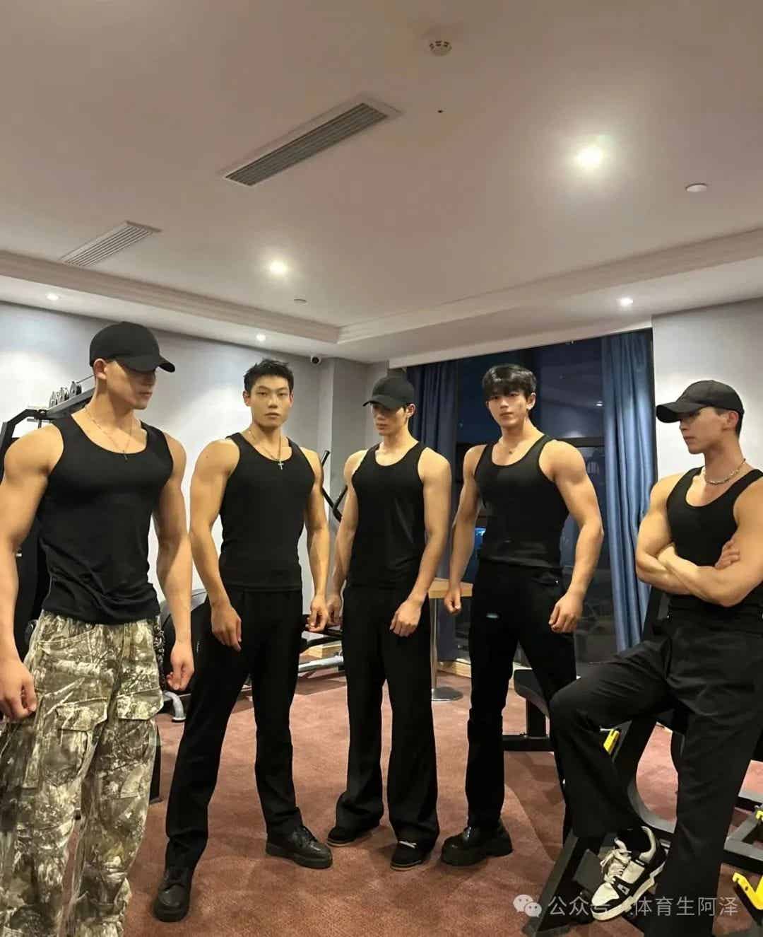 185 白袜腹肌体育生，腹肌长腿，爱到流口水......