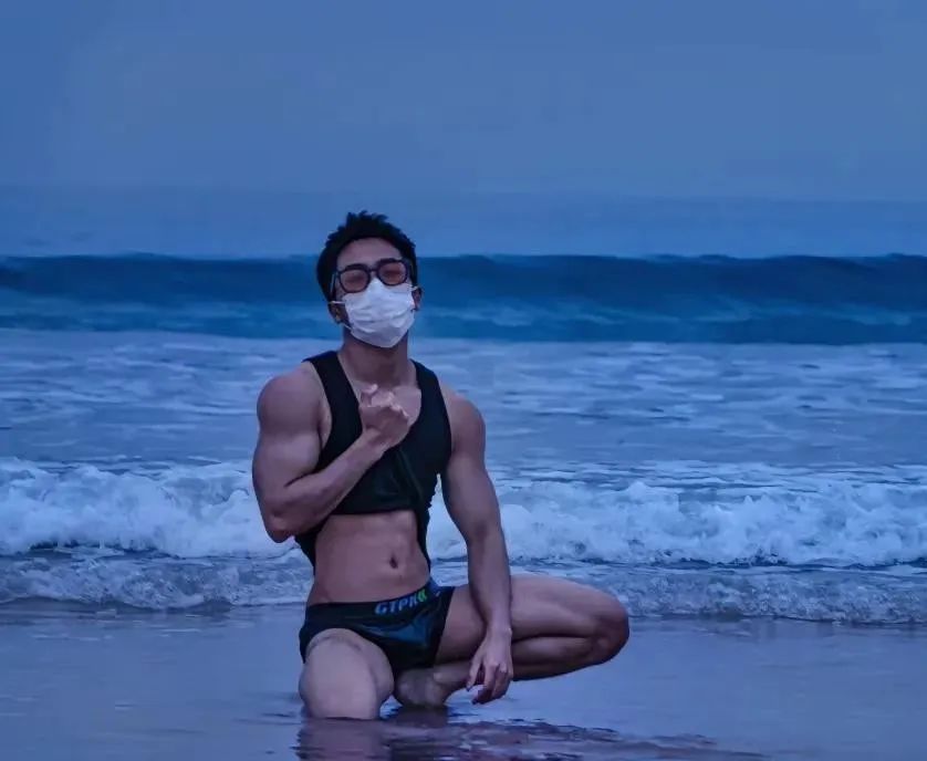 00 后运动黑皮肌肉小哥哥男人味十足 00 后运动黑皮肌肉小哥哥男人味十足