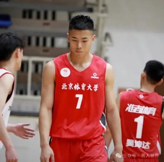 体育学院 196CM 篮球帅哥，小伙没让人失望！
