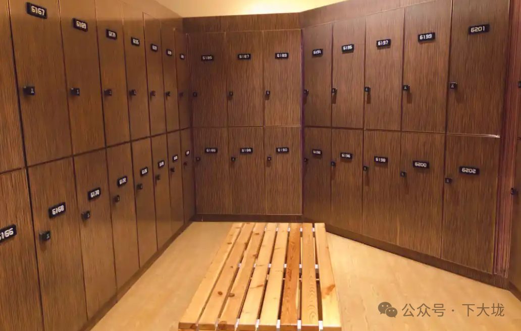 基友在浴室“碰”了一下直男，被扇一巴掌并赔偿 3000 元私了