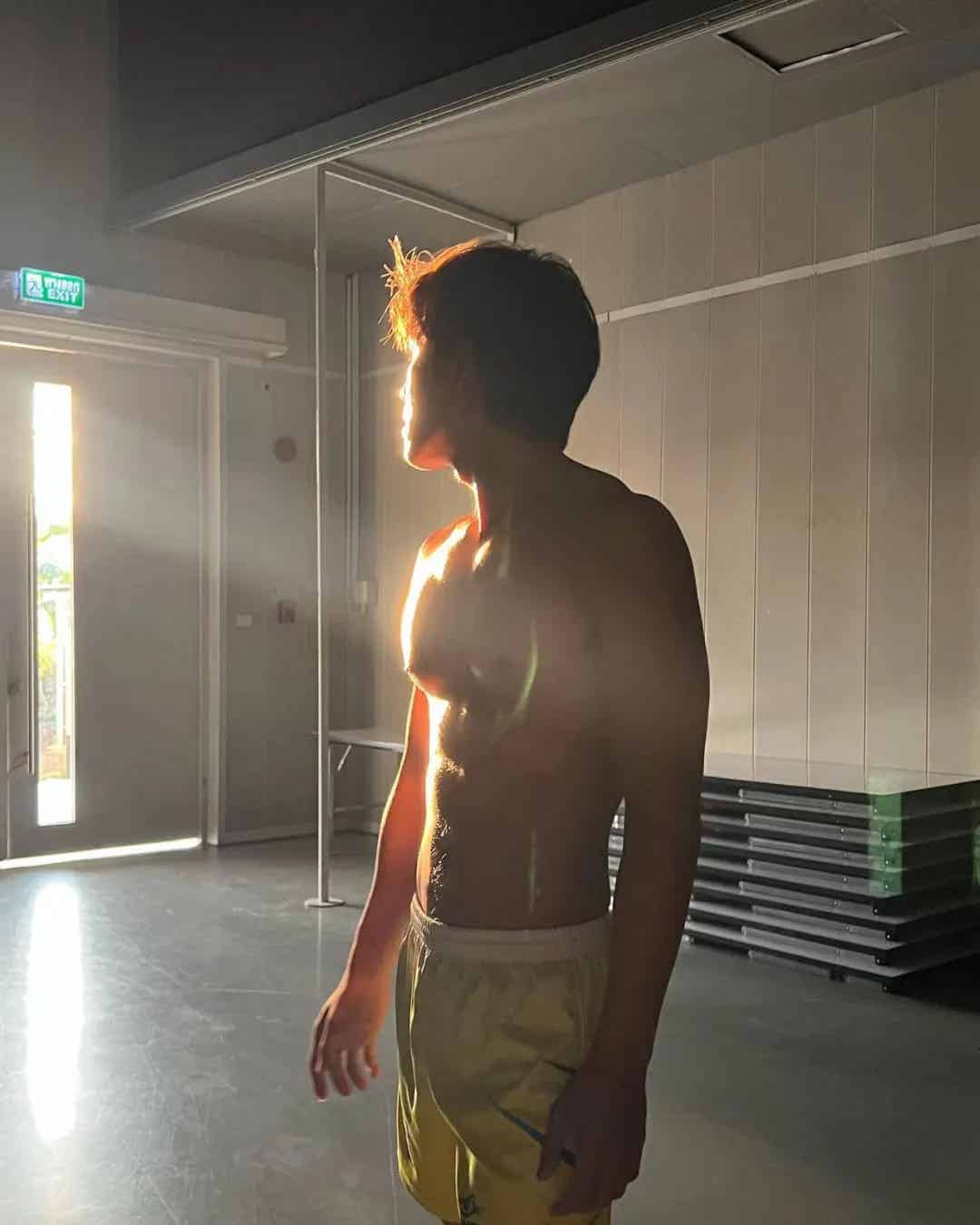 男明星撸铁都这么搞笑吗？腹毛好长好吸睛~-潮男潮北