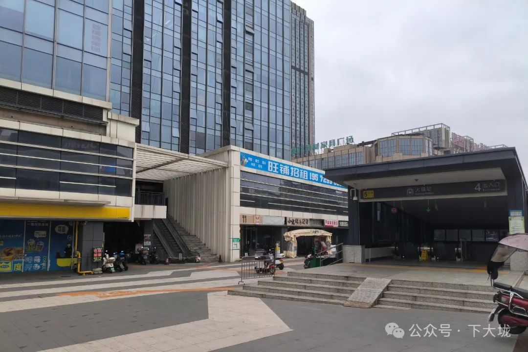 和基友去洗脚按摩，在泡澡池遇到 9 个 gay