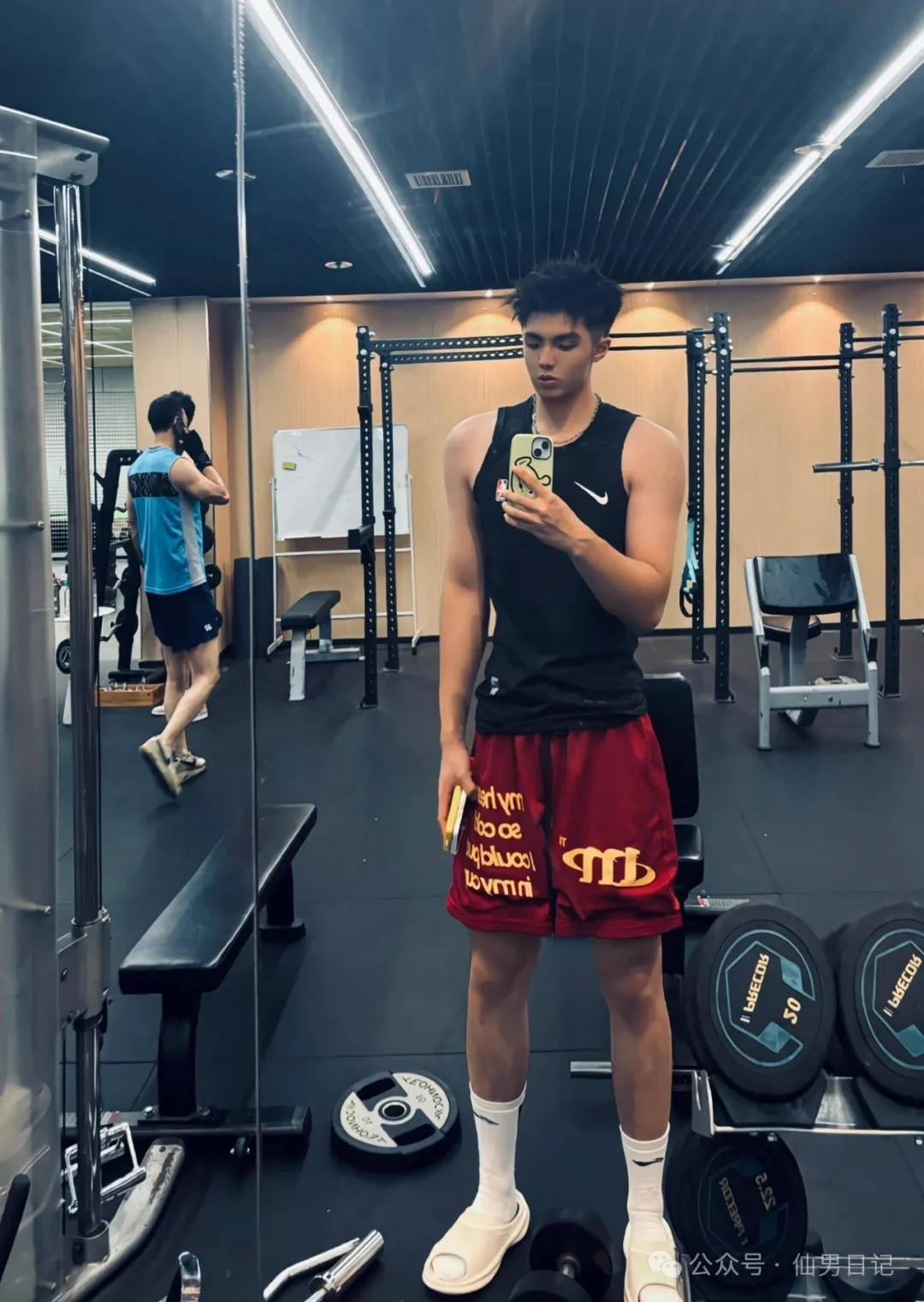 190cm 体育生男大宿舍自拍！网友直言：看着不直……