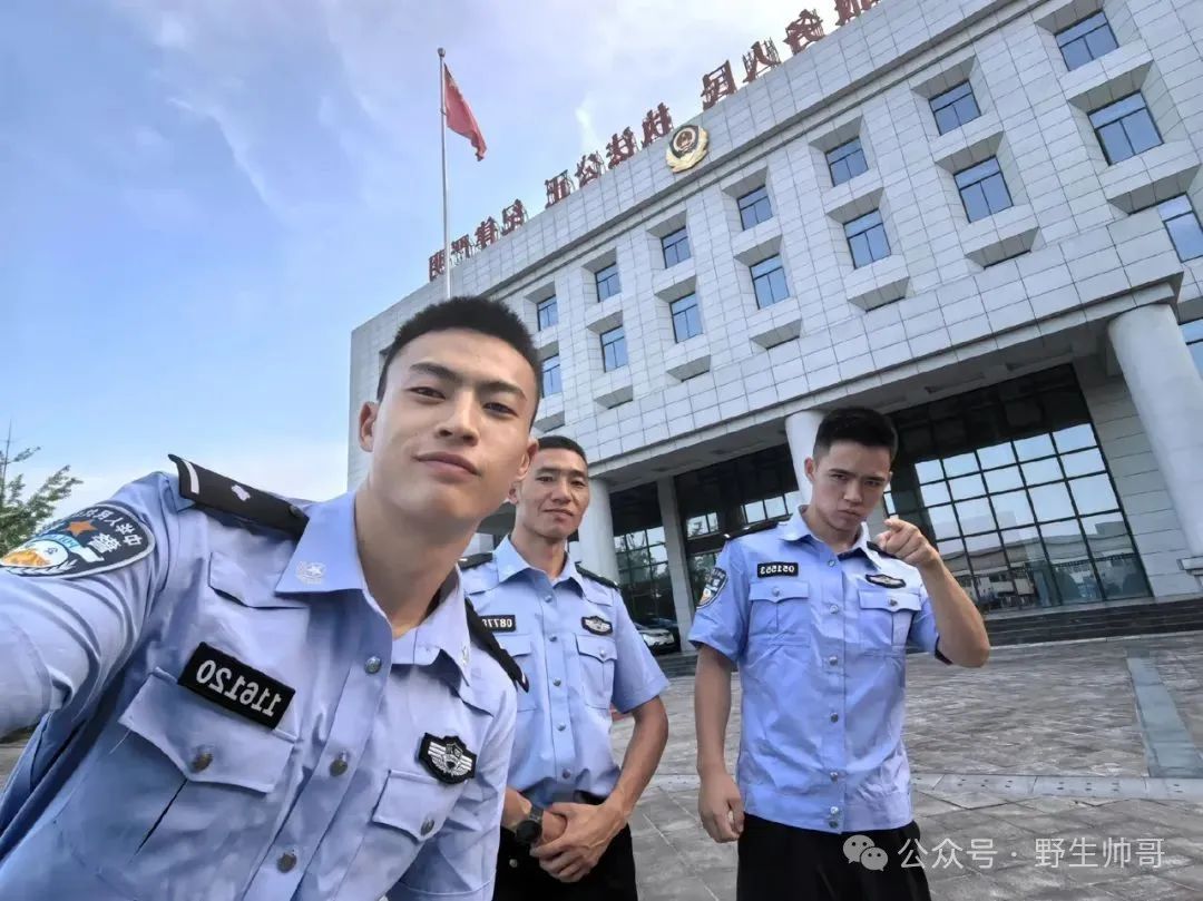 寸头黑皮体育生变帅气的警察小哥！大长腿太有型啦！