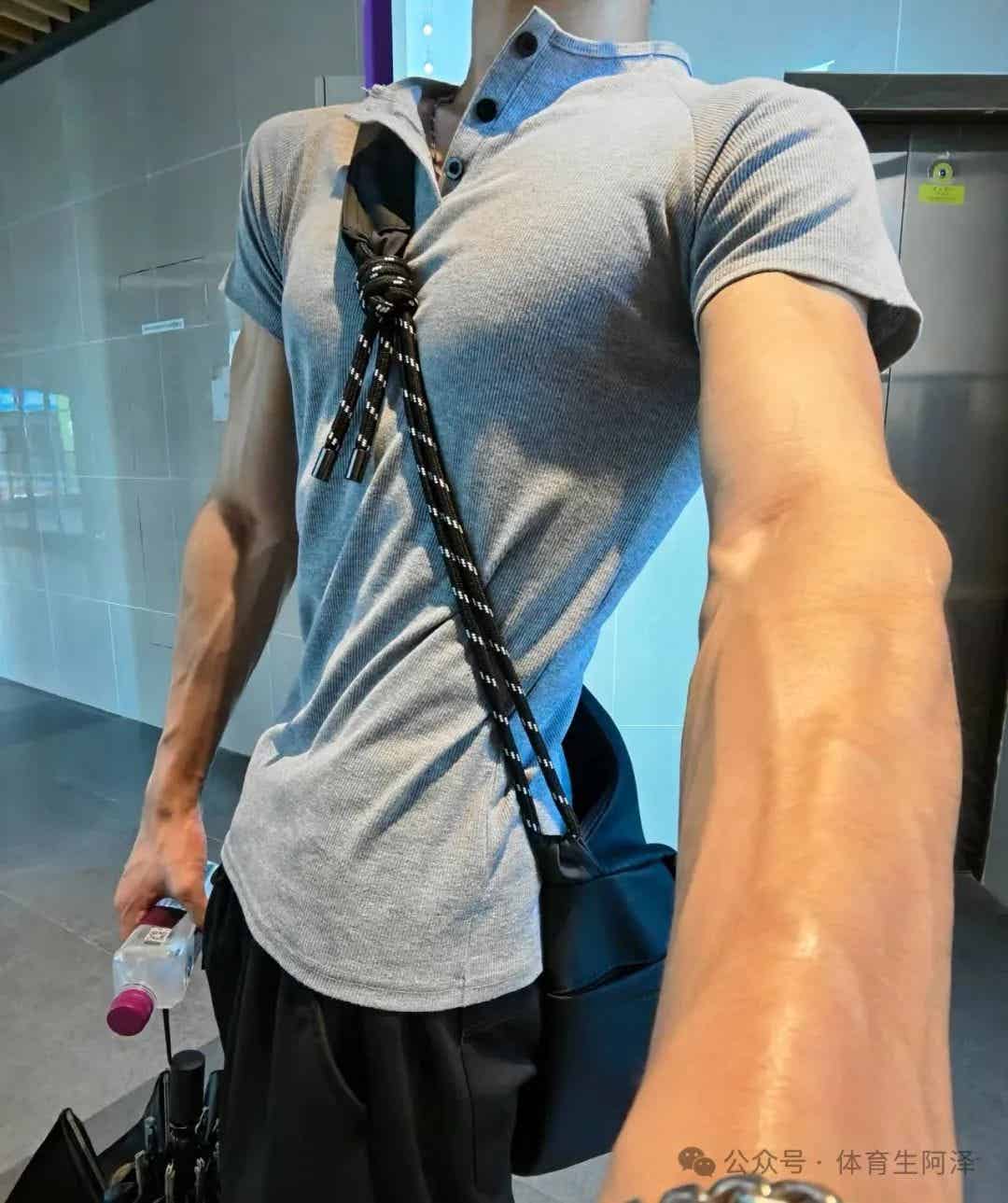 185 宽肩精壮体育生，宽肩窄腰，感觉全是蛮力，没有技巧........