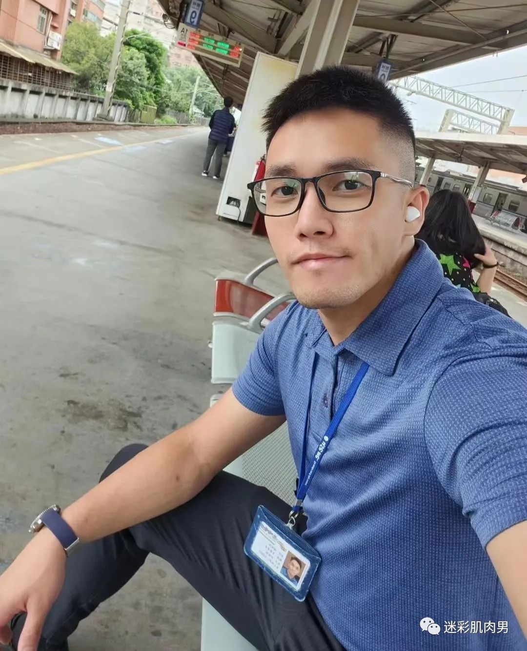 眼镜男同事长的真帅呀喜欢这样的！
