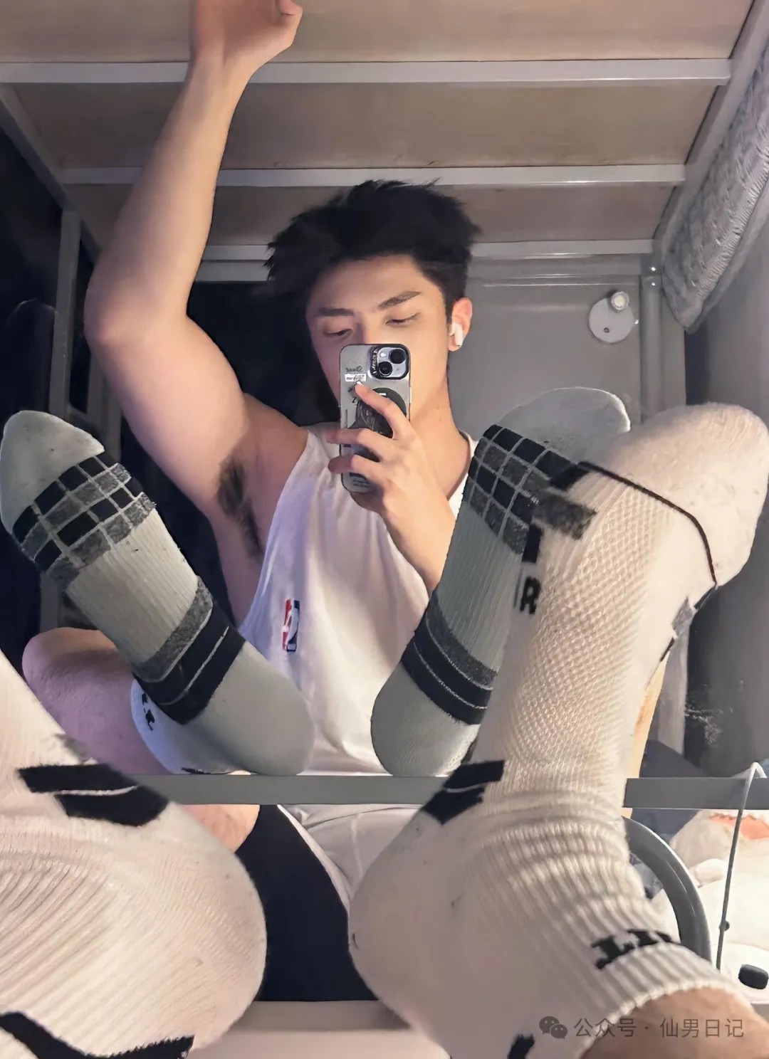 190cm 体育生男大宿舍自拍！网友直言：看着不直……