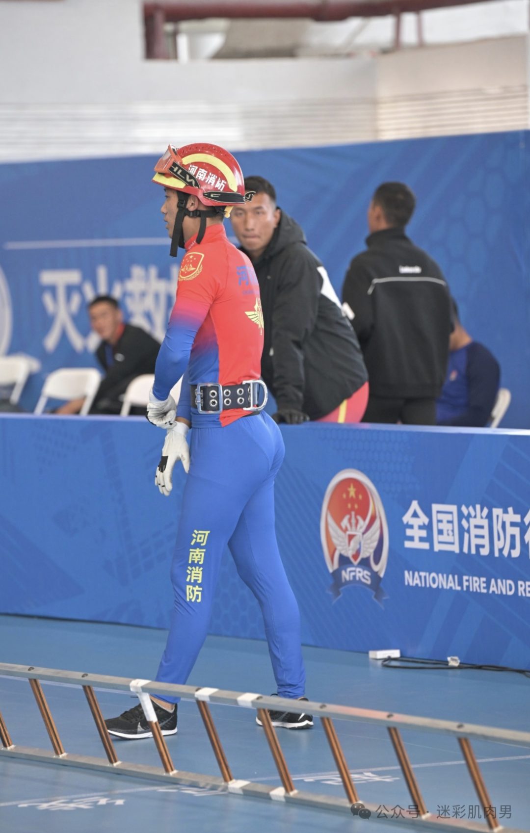 河南消防员小哥穿紧身裤比赛，实力强大不让人失望！