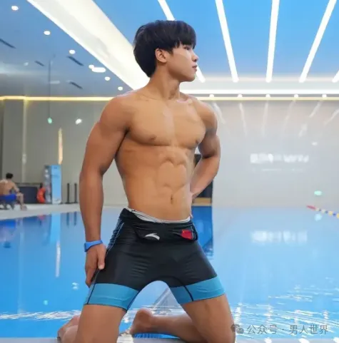 发育太好了！男大体育生！