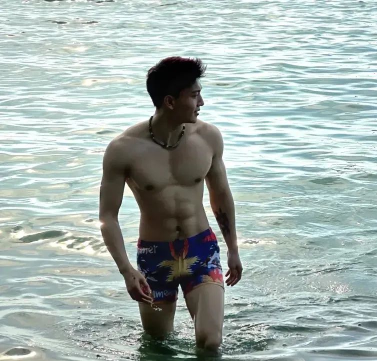 痞子范儿钻石男大，这肉体绝了~