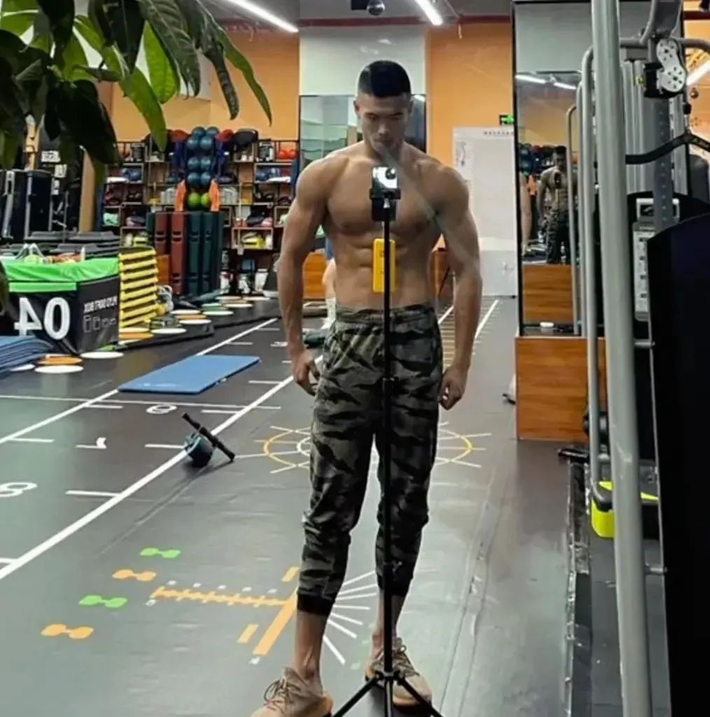 成都 21 的寸头痞子体育生，00 后发育得也太好了！