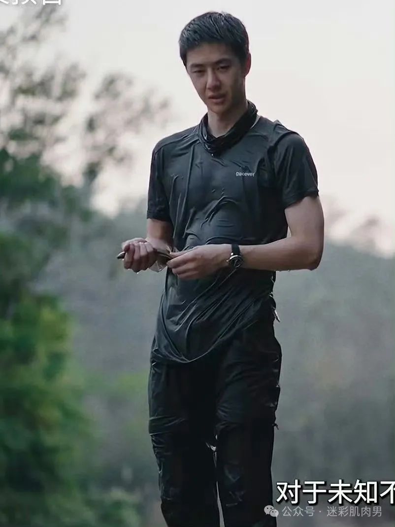 摄影师拍摄王一博脱了露内裤太宠粉，实力藏不住！