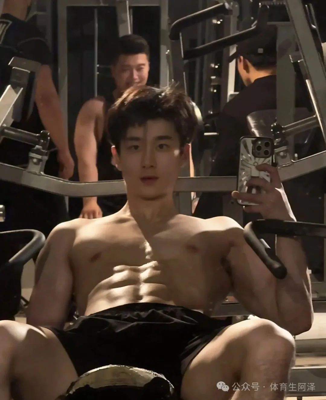 宽肩翘臀的腹肌小狼狗，健身房男的眼睛都看直了.....