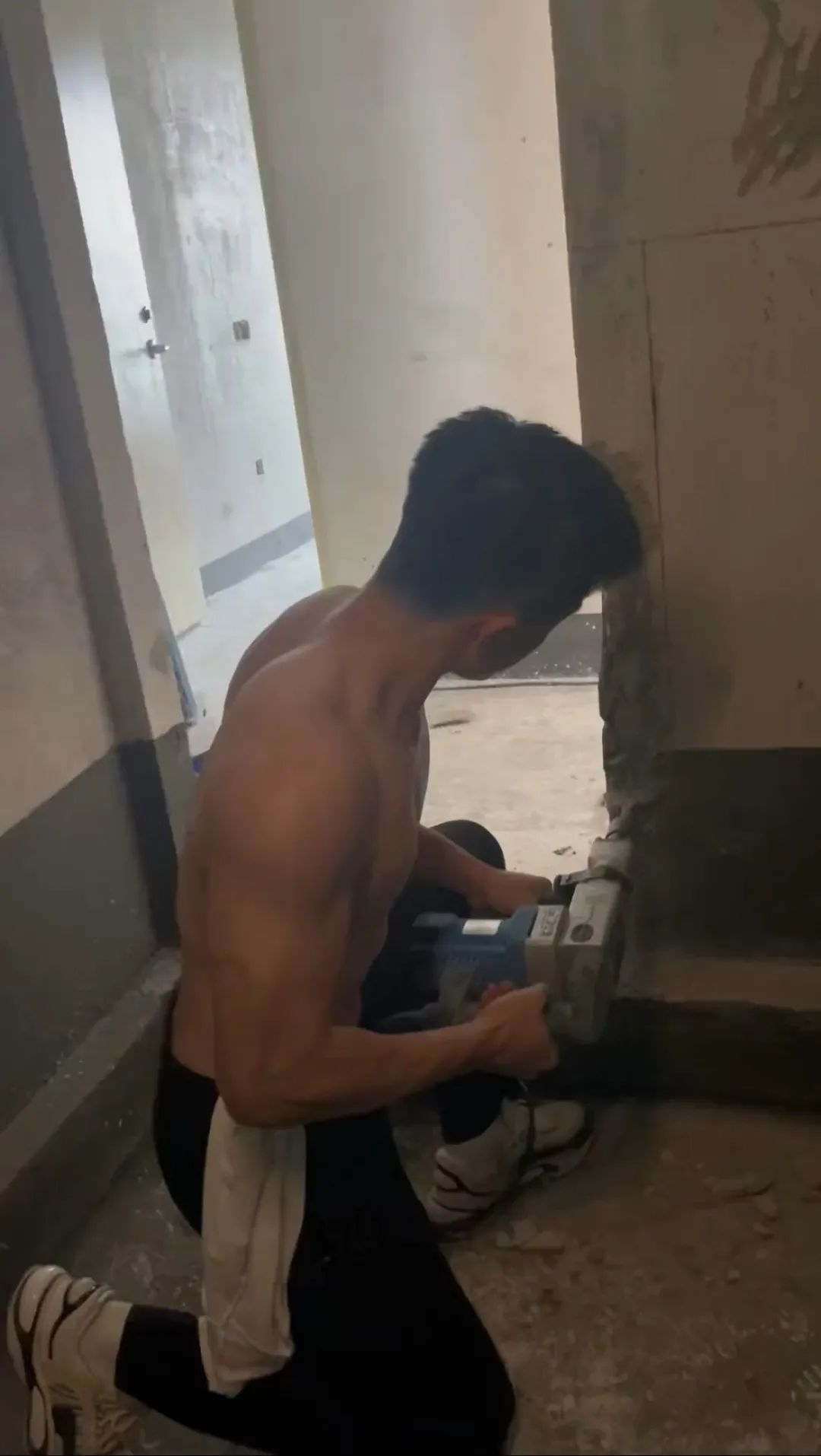 体育生转做维修工因太帅上热搜！