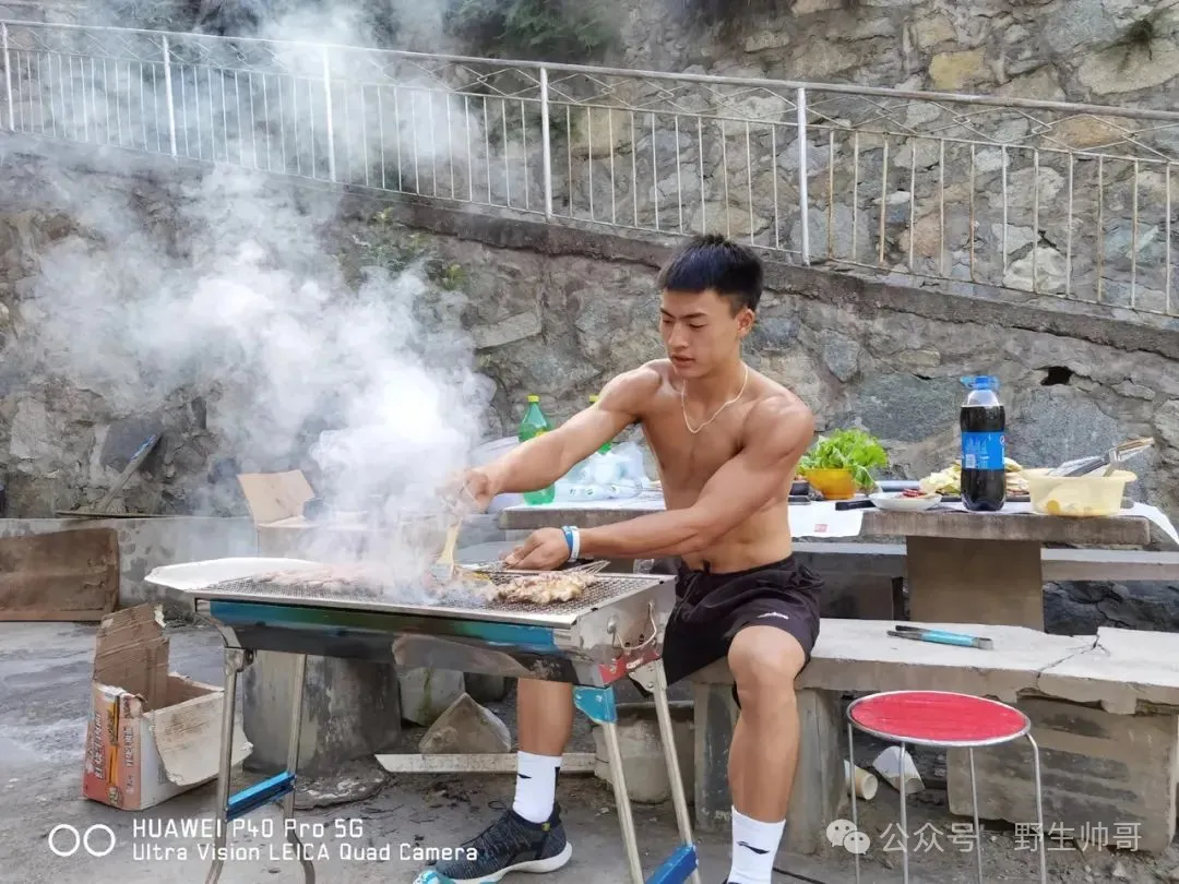 寸头黑皮体育生成腹肌男帅警！大长腿太有型啦！