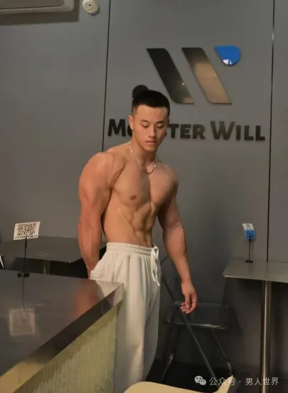 不穿衣服的男司机，你想坐他副驾吗?