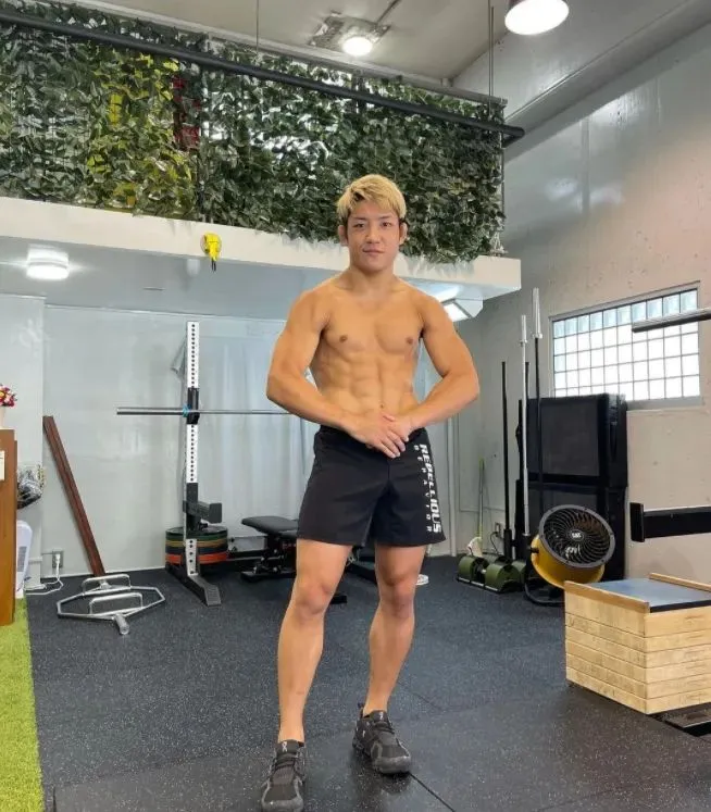 亚洲最帅的格斗运动员，被爆为了两万块曾下海！