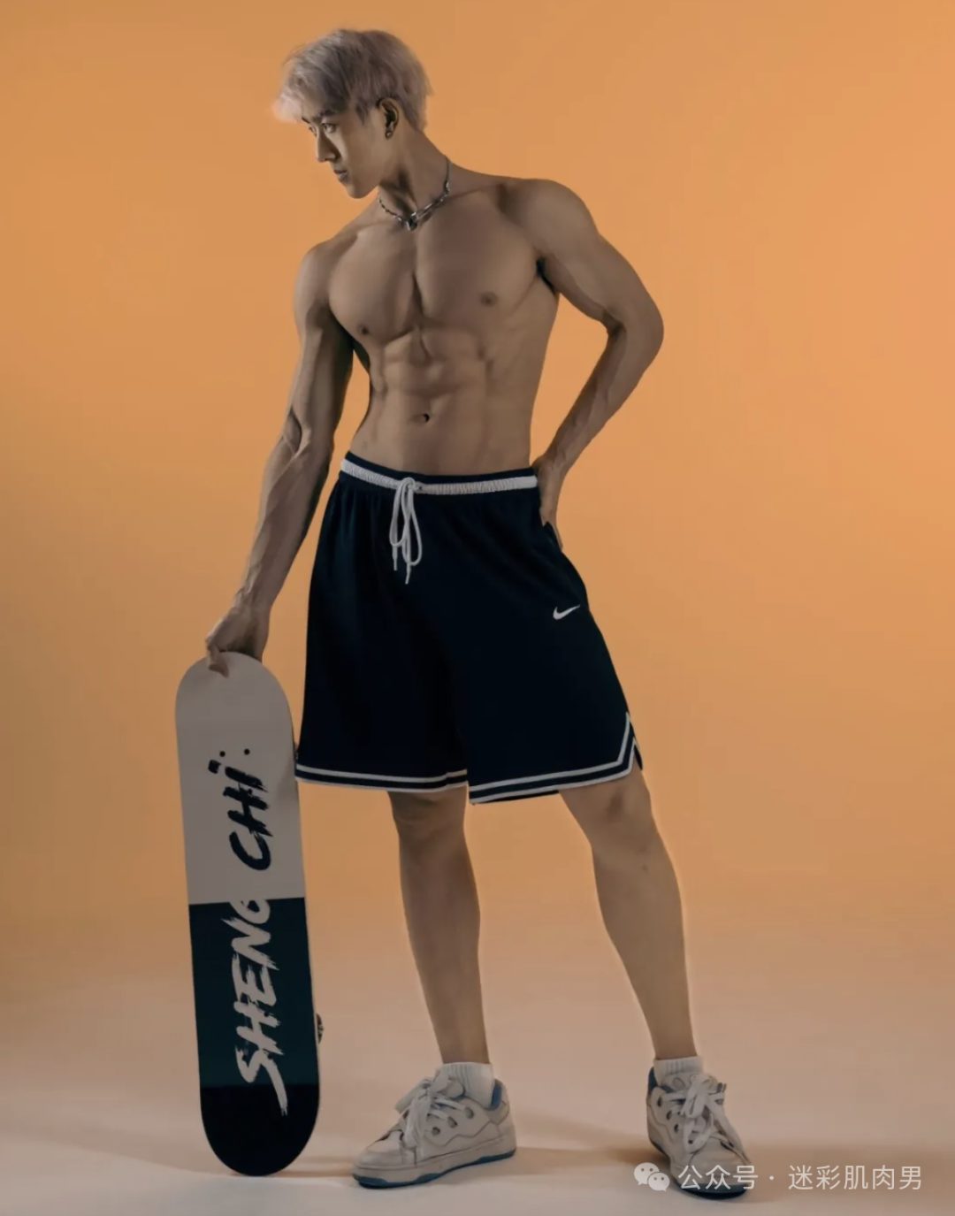 188CM 体育生街上穿紧身裤光膀子，长得有点好看！