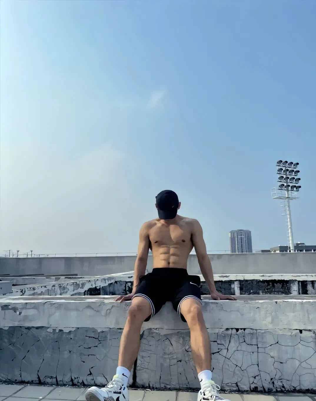 奶帅奶帅的八块白皮腹肌体育生！-潮男潮北