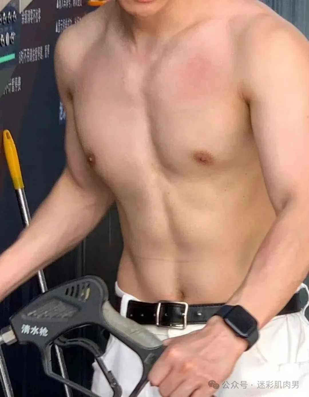 不穿衣服洗车的腹肌男，长的太帅啦！