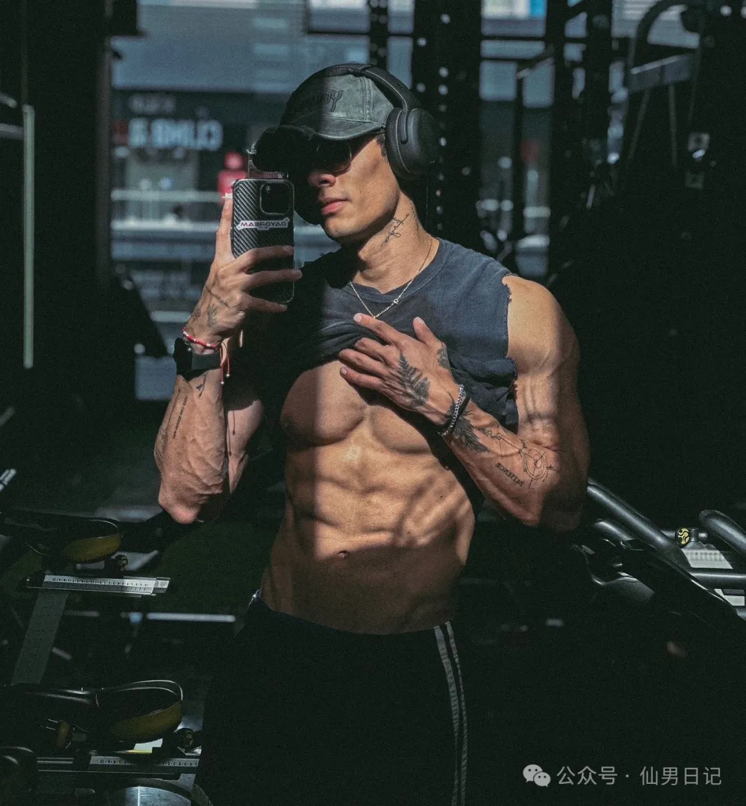 随地大小拍！这个新疆体育生秀肌肉火了……