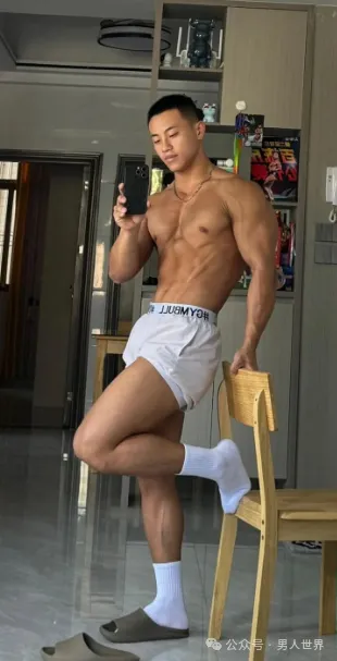 不穿衣服的男司机，你想坐他副驾吗?