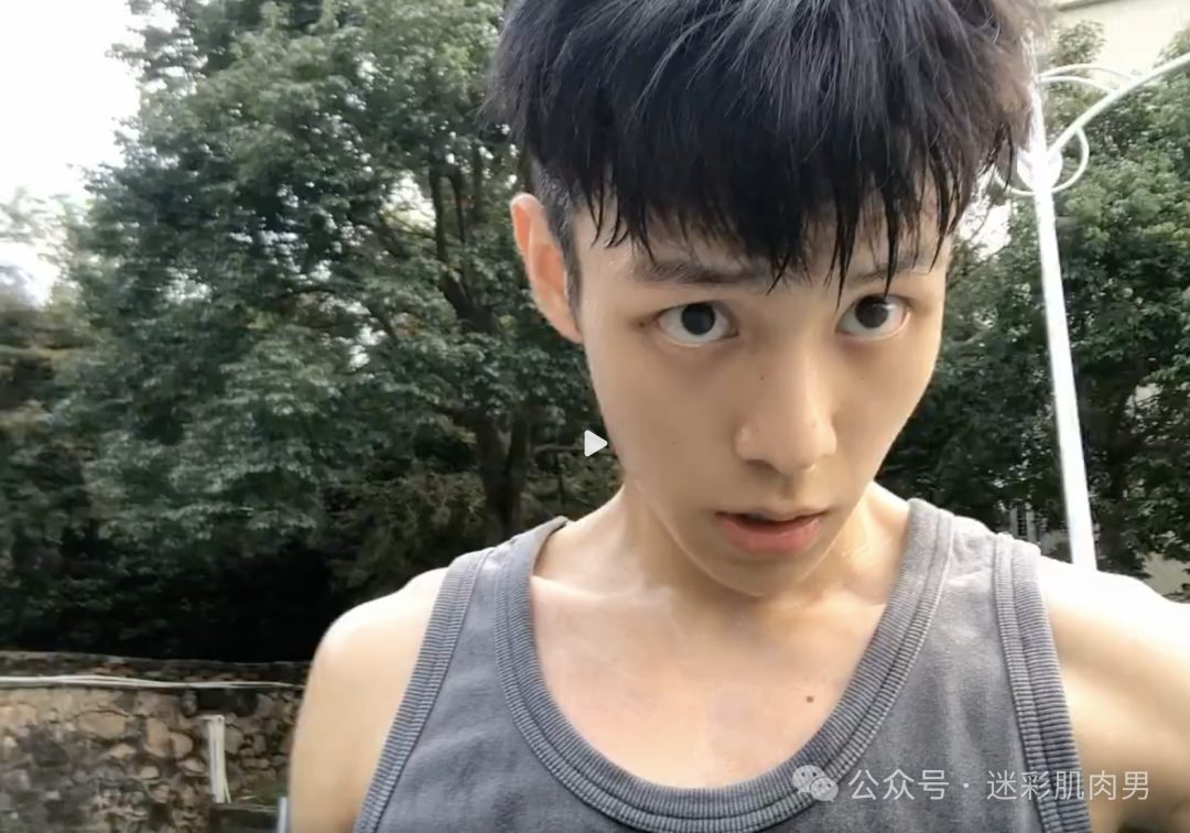 乐仔瓜都吃了吗？近期他线下接受采访的状态被嘲了...