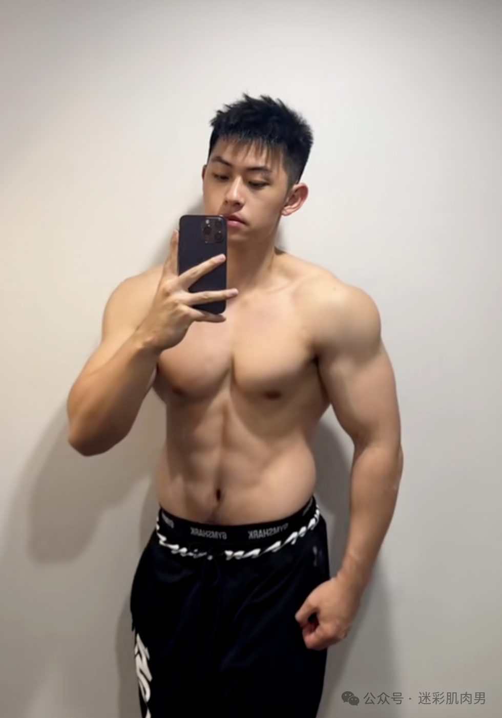 你们的新老公自拍来啦！这样穿长腿太勒了啊啊啊！