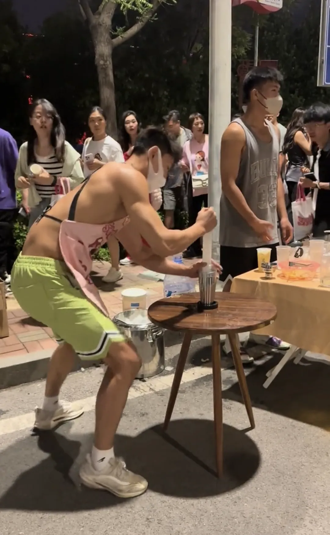 蔡依林演唱会卖柠檬茶的肌肉男火了！这手打频率太猛了！