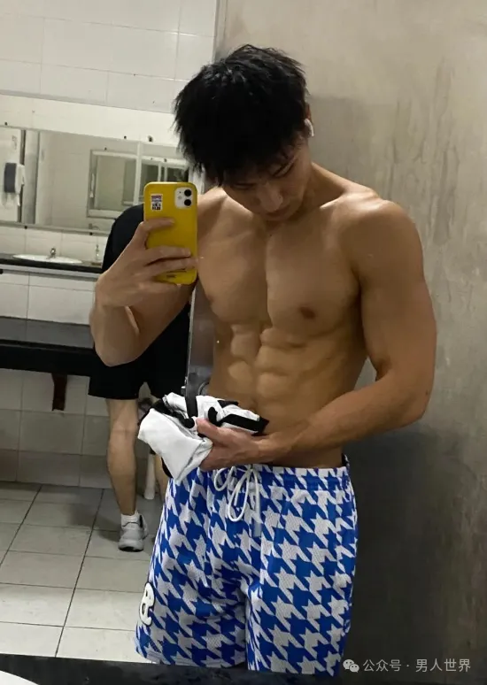 性张力拉满！钻石黑皮体育生，原生态男孩