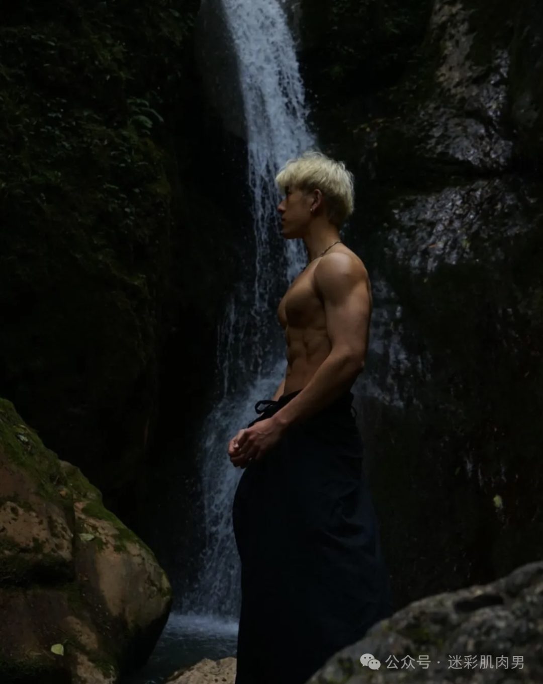 188CM 体育生街上穿紧身裤光膀子，长得有点好看！