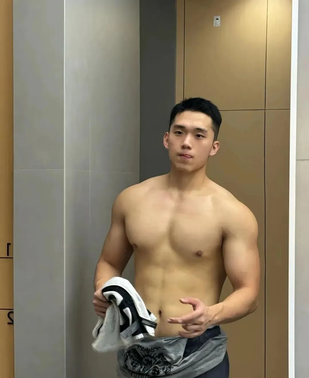 深夜还在工地上搬砖的肌肉小哥哥