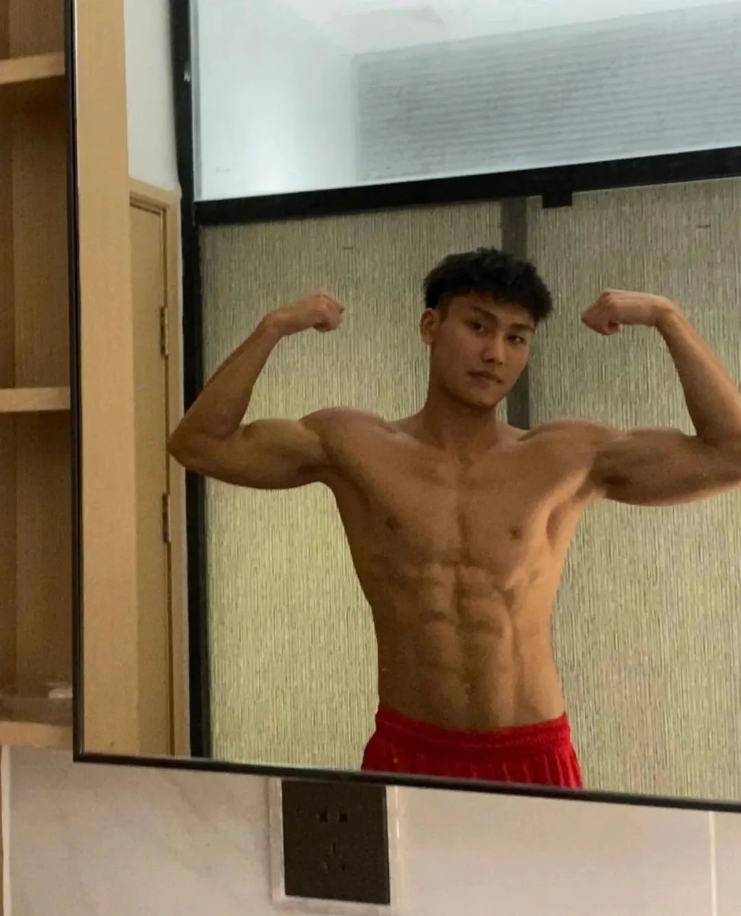 178cm 男大黑皮体育生校草八块腹肌太香了！