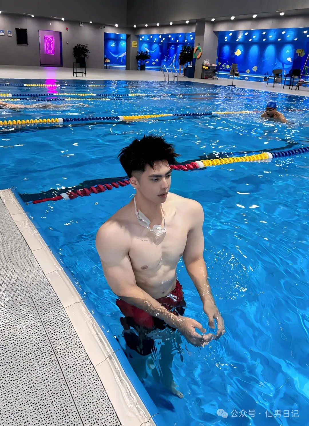 190cm 体育生男大宿舍自拍！网友直言：看着不直……