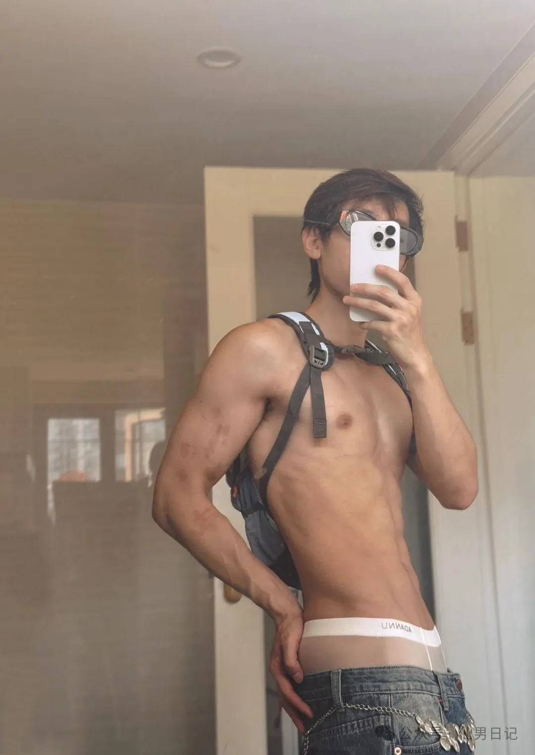 体育生外穿内裤出门！连朋友都问他：拍 GV 挣多少钱……