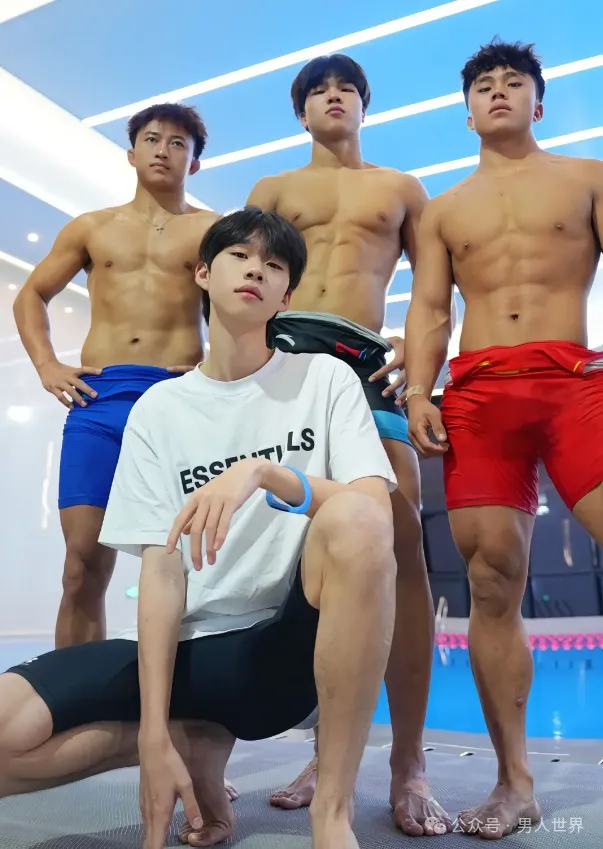发育太好了！男大体育生！