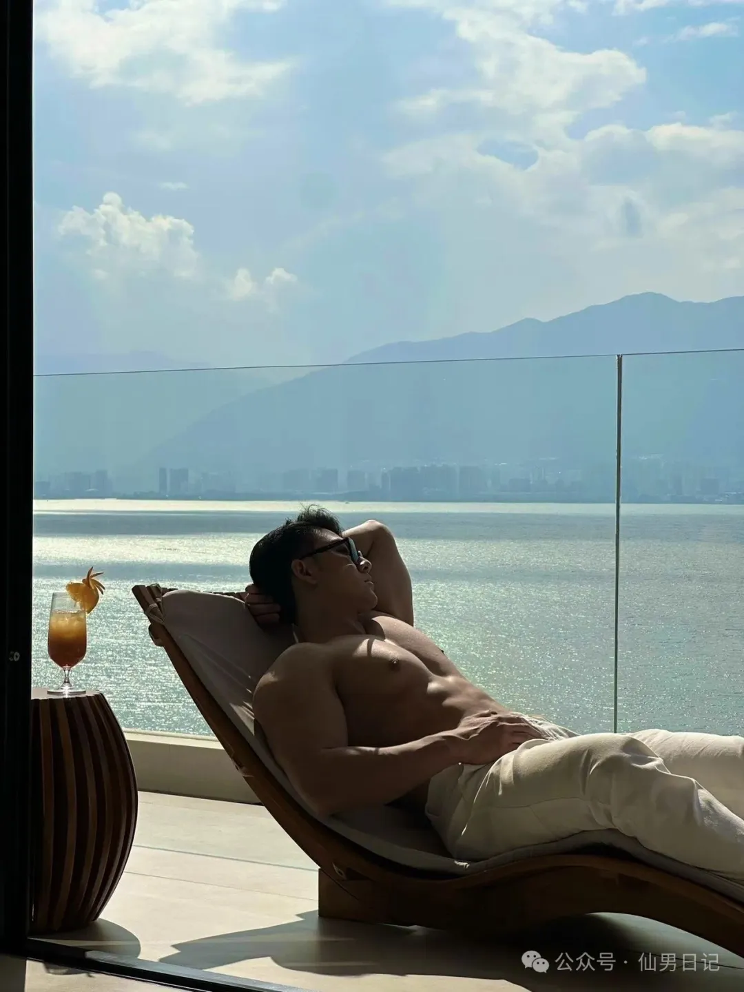 189cm 黑皮男模酒店被偷拍，网友直呼：翘臀大胸肌诶！